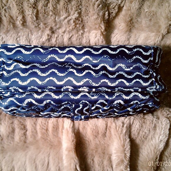New (without tags) Lug Carousel Crossbody Convertible Handbag in Waves Navy - Picture 3 of 7